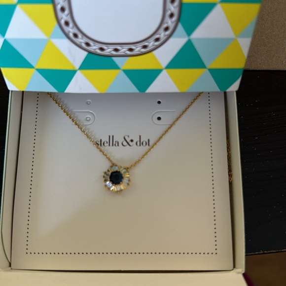 Stella & Dot Heirloom Necklace - Picture 2 of 2